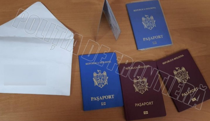 Polițiștii de frontieră au găsit acte falsificate și străine, camuflate în colete